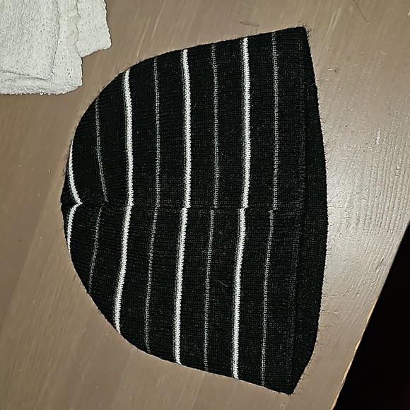 AWESOME BIOWORLD CALL OF DUTY YOUTH STRIPED CAP BEANIE - Picture 2 of 6